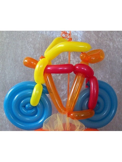 Fahrrad aus Ballons von Hand modelliert