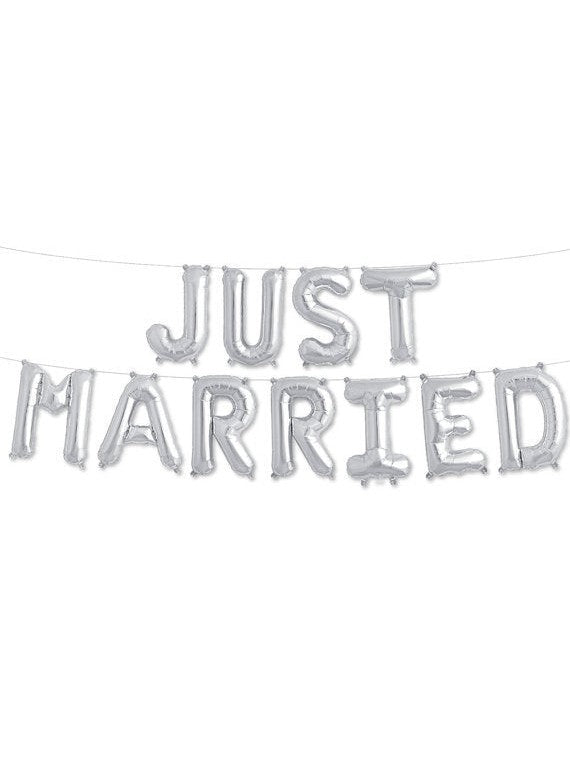 Ballon Buchstaben silber Hochzeit Just Married aufgeblasen und dekoriert